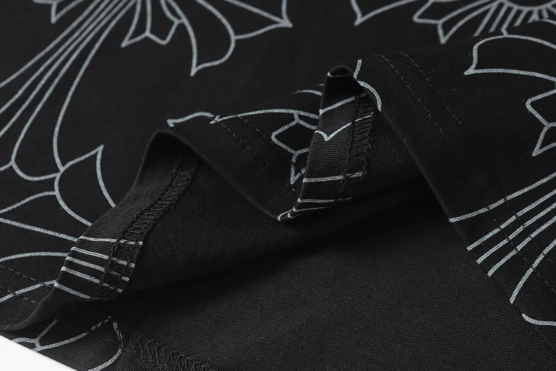 P170 Chrome Hearts CH Chrome Hearts Dark Pattern Color Horseshoe Sanskrit Short Sleeve T-shirt Uses direct injection imported machine printing Hardware and accessories are all milled and customized Correctly configured Black 2025 Chrome Hearts genuine packaging 260 grams of custom-dyed double yarn cotton Large version Loose and stylish Differentiated from low version slim and long version The upper body stretches the hips 100% commitment: top quality Do not make fast food The highest version on the market Top quality - different from the ordinary versions on the market If you care about quality, you should also respect the price. Absolutely 0 after-sales service and 0 return rate so far. It’s hard not to love the style - 260g double yarn cotton custom dyed fabric - Correct high-density main mark, washed tag, hand-sewn